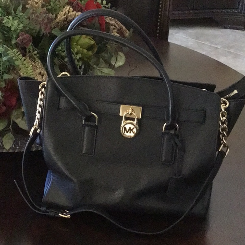 💕Gorgeous Michael Kors Tote/Handbag. Black with gold hardware.💕 - Picture 1 of 9
